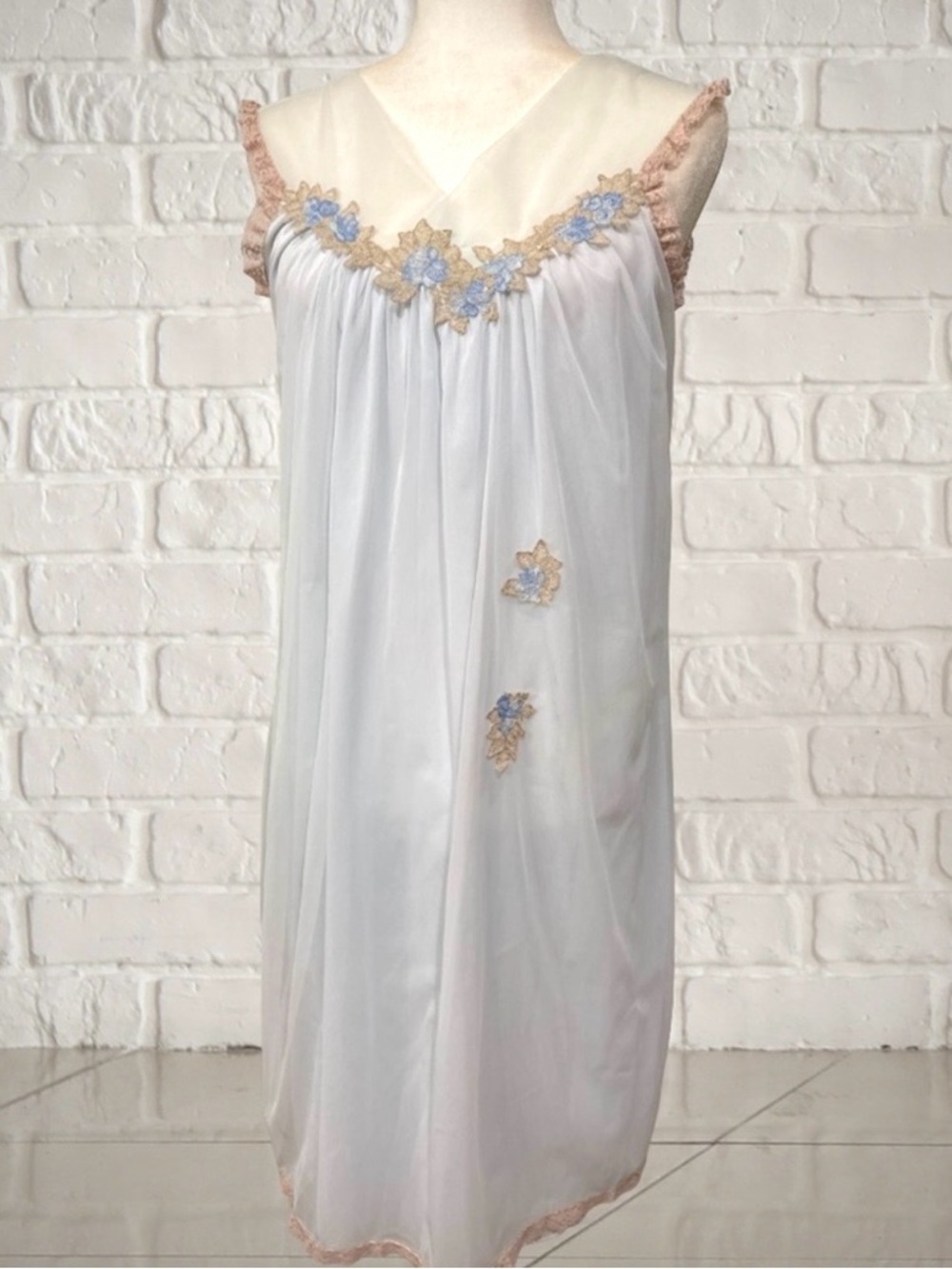 Vintage 1960s Aristocraft USA Made Sheer Nylon Embroidered Nightgown M - Picture 3 of 9